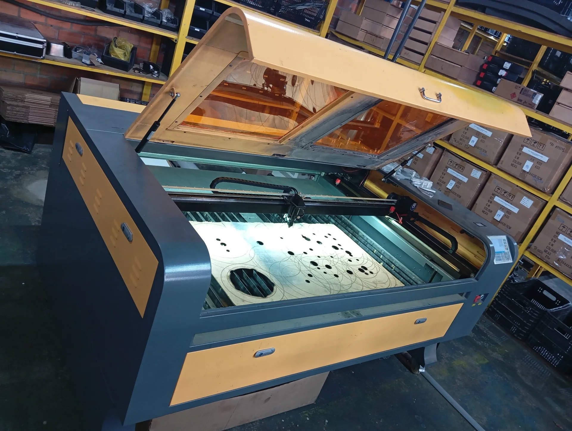 Máquina de corte e gravação laser CO₂ para madeira e acrílico na CF Industrial